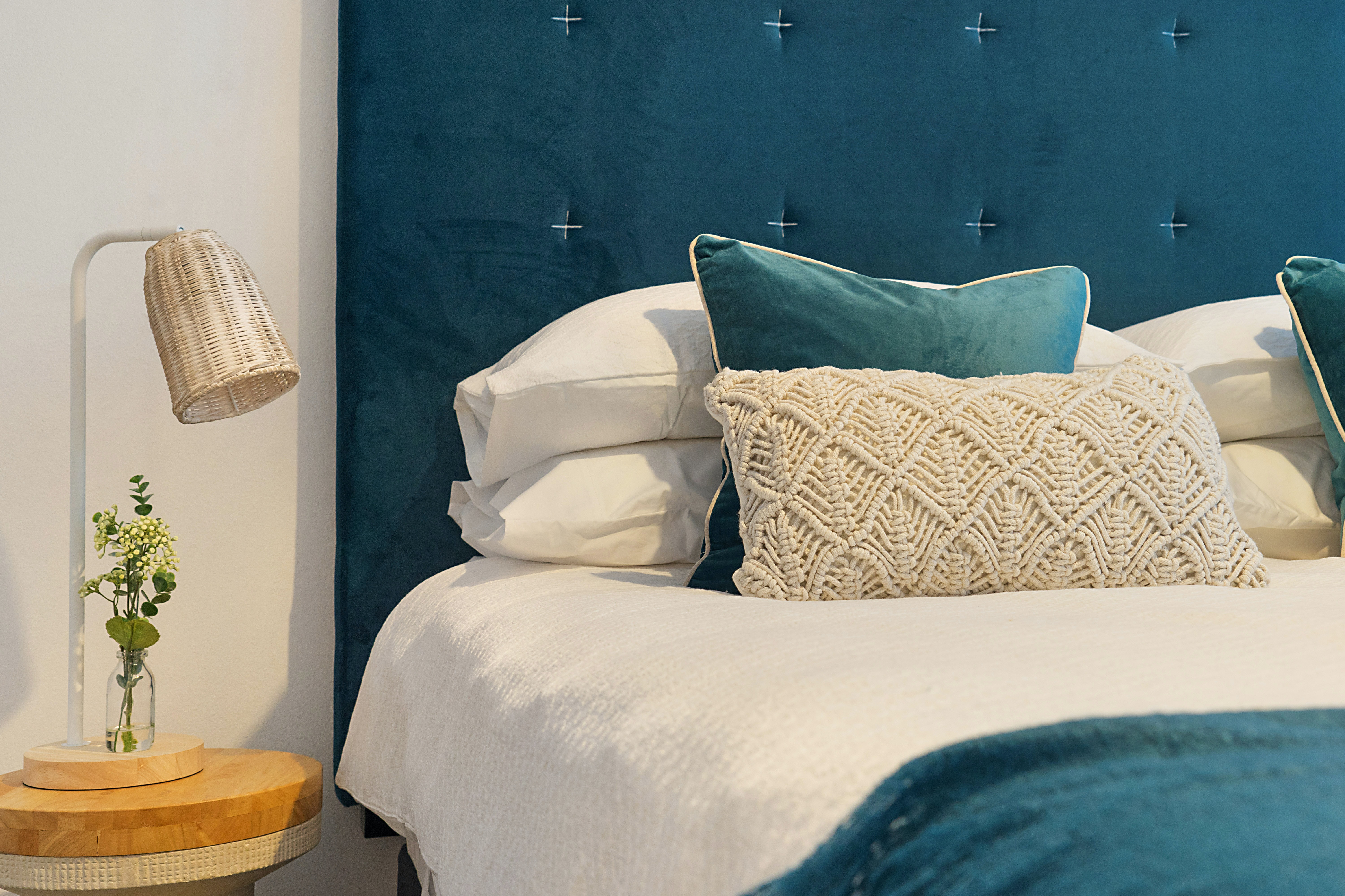 Łóżka tapicerowane do sypialni – postaw na wygodę i komfort